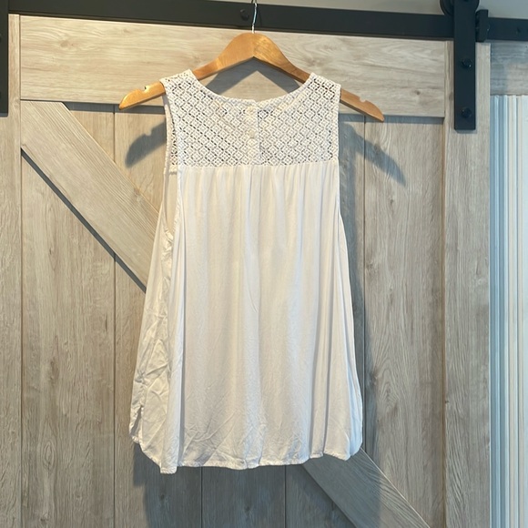 Old navy white tank. Size medium. - Picture 2 of 5